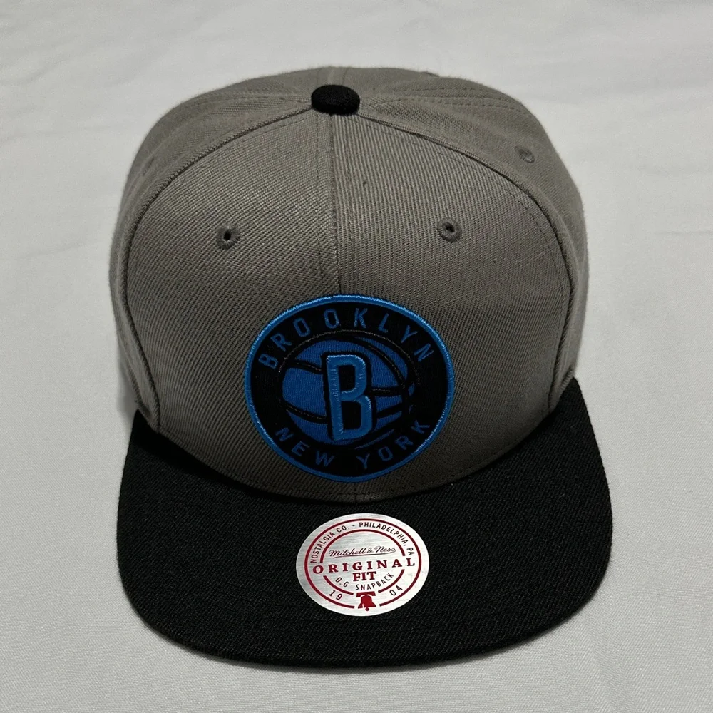 Mitchell & Ness Brooklyn New York Gray and Black Snapback Cap Basketball
